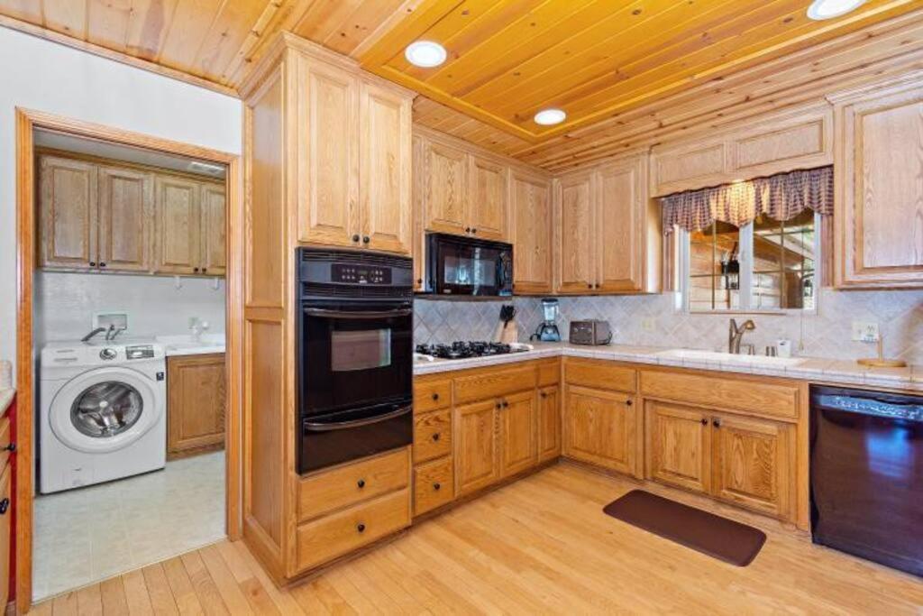 Custom Single Story Cabin With Jacuzzi Pool Table & Big Game Room With Arcade Games Big Bear Lake Buitenkant foto