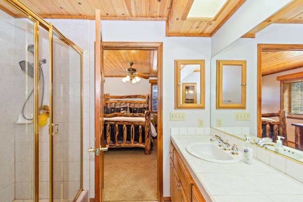 Custom Single Story Cabin With Jacuzzi Pool Table & Big Game Room With Arcade Games Big Bear Lake Buitenkant foto